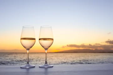 Rolgordijnen Paar wijnglazen op een bar bij zonsondergang. © kieferpix
