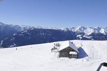 Fototapeta na wymiar Osttirol: Die Alm und Skipiste oberhalb Lienz