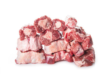 Carne roja de rabo de toro o ternera fresca y cruda aislada sobre fondo blanco para hacer una...
