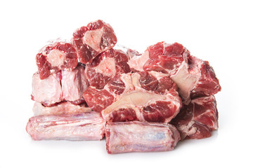 Carne roja de rabo de toro o ternera fresca y cruda aislada sobre fondo blanco para hacer una comida de dieta mediterránea