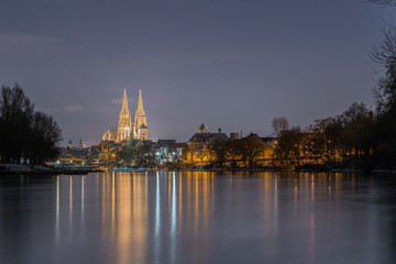 Regensburg mit Jachthafen an der Donau und Blick zum Dom St. Peter