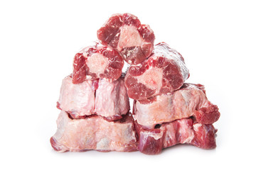 Carne roja de rabo de toro o ternera fresca y cruda aislada sobre fondo blanco para hacer una...
