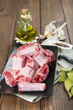 Carne de rabo de toro o ternera fresco y crudo con ingredientes para cocinar una comida de dieta mediterránea típica