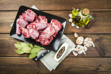 Carne de rabo de toro o ternera fresco y crudo con ingredientes para cocinar una comida de dieta mediterránea típica