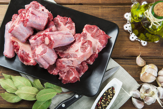 Carne de rabo de toro o ternera fresco y crudo con ingredientes para cocinar una comida de dieta mediterránea típica