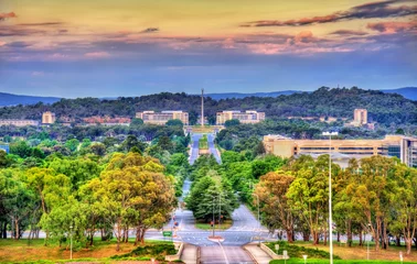 Gordijnen Uitzicht langs Kings Avenue naar het Australisch-Amerikaanse Memorial in Canberra, Australië © Leonid Andronov