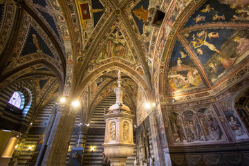 Fototapeta na wymiar Interior of Siena Cathedral in Tuscany, Italy
