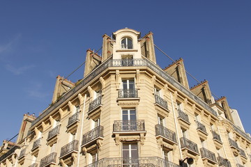 Fototapeta na wymiar Immeuble d'angle à Paris