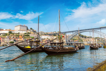 Fototapeta na wymiar Boats with wine barrelsr in Porto
