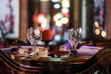 table for event with flower vases,towels and wine glasses