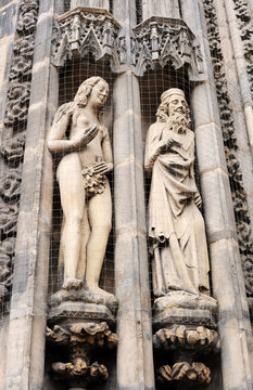 Christliche Figuren in Nürnberg hinter einem Netz