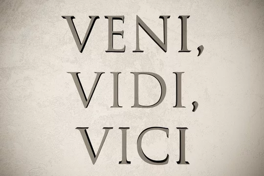 Tokat'ın Sesi - Veni vidi vici ne demek? Veni vidi vici ne anlama geliyor?  Veni, vidi, vici ünlü Latince deyiş. Veni, vidi, vici Latince venire,  videre, vincere fiilerinin birinci tekil şahıs geçmiş