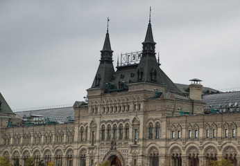 Fototapeta premium Exterior of GUM, an upscale shopping mall in Red Square, Moscow with its ornate facade and gray sky above.
