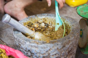 Vietnamese traditional way to make food of field crab: crunch crab with pestle and mortar, and use mixed crab meat to cook soup