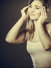 Obraz premium Woman suffering from headache migraine pain.