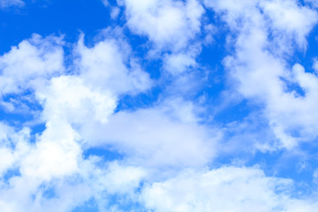 Obraz premium Blue sky background with white clouds on sunny summer or spring day.