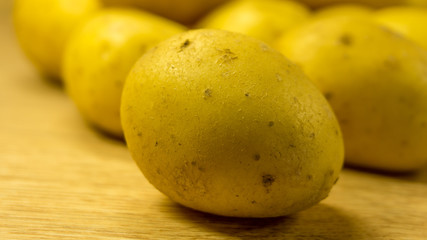 Bio-Kartoffeln auf einem Holtisch
