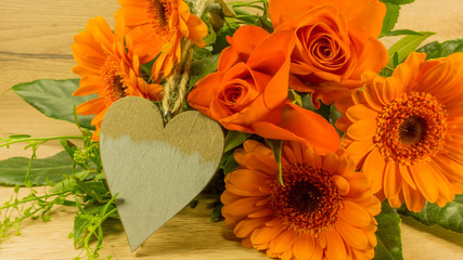 Blumenstrauss in Orange mit Herz 