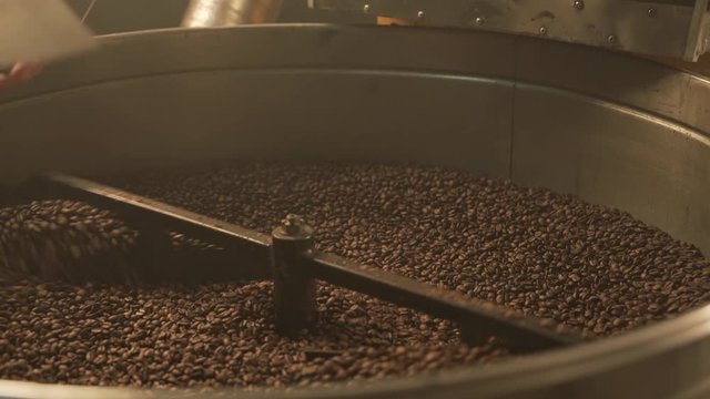 Coffee bean mixing device at work