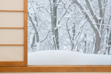 Fototapeta premium 和室からの雪景色