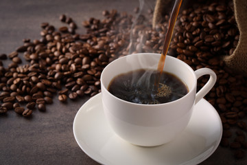 コーヒーを注ぐ