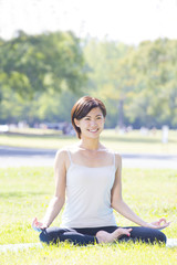 ヨガをする女性