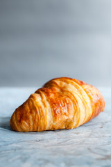 croissant på marmor