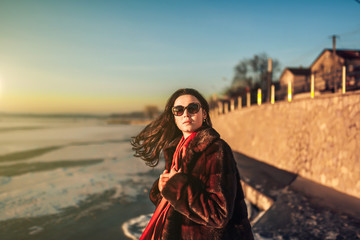 Naklejka premium brunette girl walk outdoor in the park