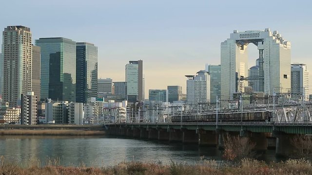 淀川を渡る阪急電車と大阪キタの街並み