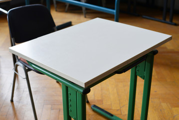 Schultisch im Klassenraum