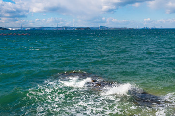 波立つ瀬戸内海　遠方に瀬戸大橋を望む