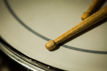 Obraz premium Snare drum and a pair of drum sticks