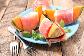 melon sliced with prosciutto
