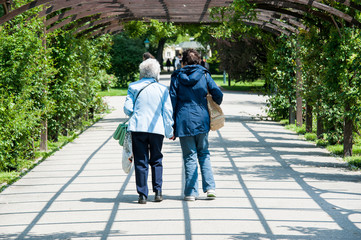 Zwei alte Damen beim Spaziergang