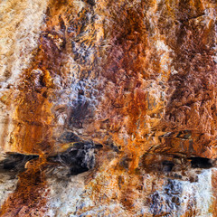 Textura mineral, patrón en la roca. Corteza de sedimentos minerales. Canal romano del pozo de Moyabarba, Río Cabrera, León, España.