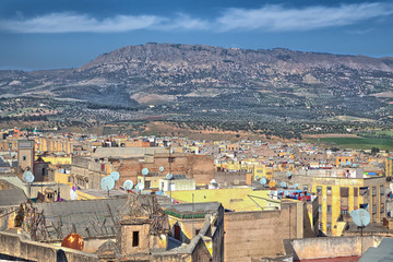 Fototapeta na wymiar Blick über die Dächer der Altstadt der historischen Königstadt Fes in Marokko in Afrika mit strahlend blauem Himmel