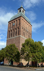 Fototapeta na wymiar Westturm der Marienkirche Ribnitz-Damgarten