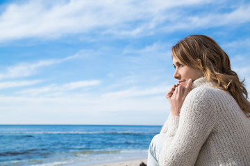 portrait de femme en hiver à la mer © plprod
