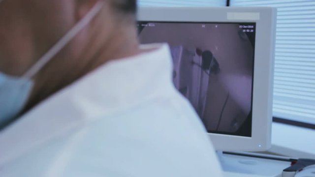 Monitor the endoscope, the doctor sticks his camera gastroscope through the mouth to the patient