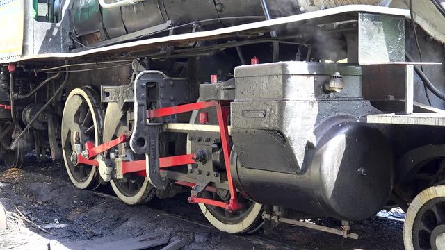 Running gear of steam locomotive. 