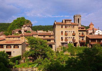 Fototapeta na wymiar catalan village in summer. Besalu