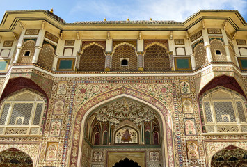 Obraz premium The main palace in the ancient Amber Fort and its front gate - Ganesh Pol, Jaipur, India.