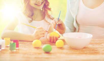 Obraz na płótnie Canvas close up of family coloring easter eggs