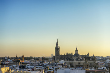 ultimas luces del día sobre la monumental ciudad de Sevilla, España
