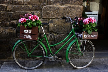 Fototapeta na wymiar Florenz, Fahrrad mit Blumen