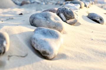 Steine im Sand am Meer