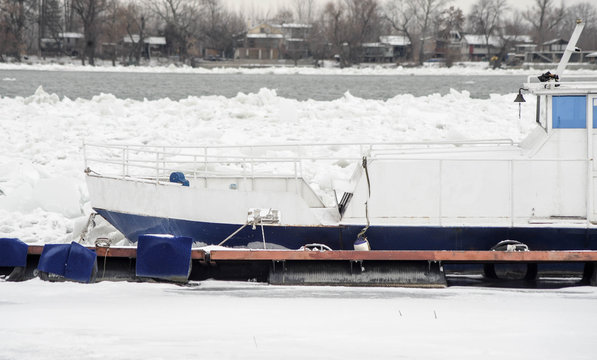 Trapped boat and birds in frozen Danube river