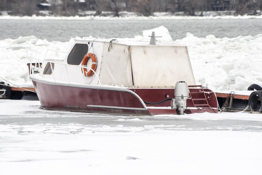 Trapped boat and birds in frozen Danube river