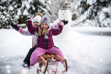 spielen im Garten voller Schnee