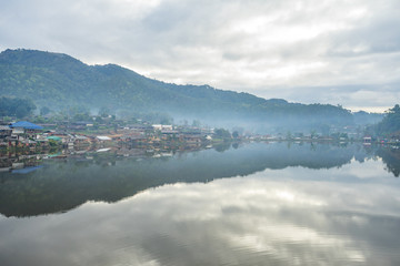 Obraz premium Riverside view at Rak Thai Village, Mae hong son, Thailand
